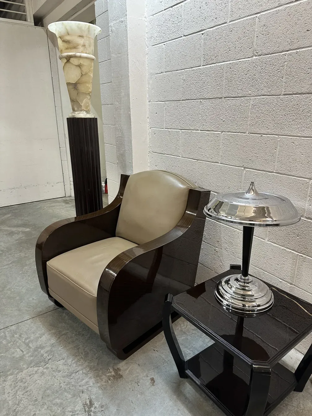 deux lampadaires anciens avec base de design dans un cadre moderne