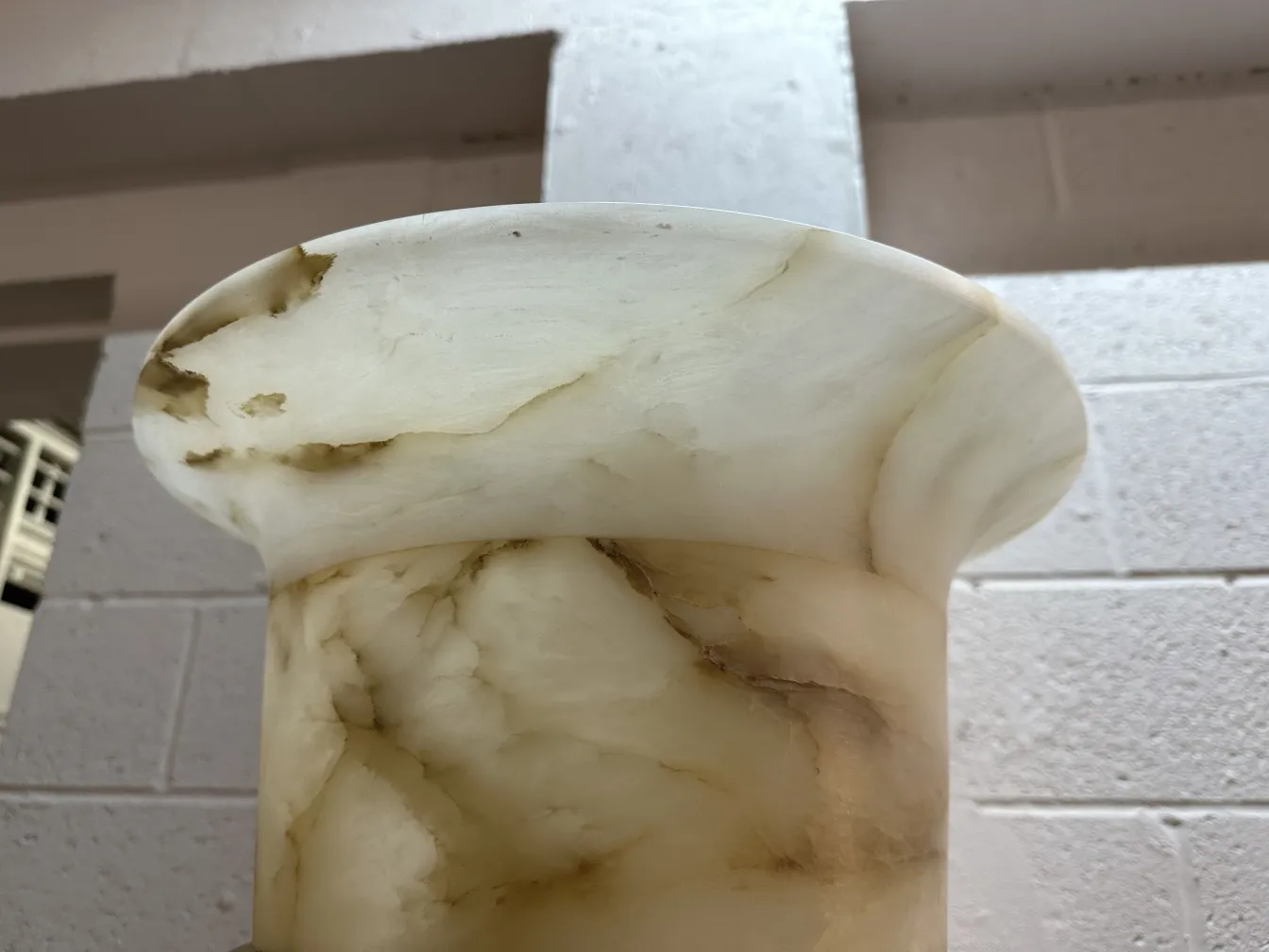 居心地の良い環境にある魅力的なデザインの2つのアンティークフロアランプ