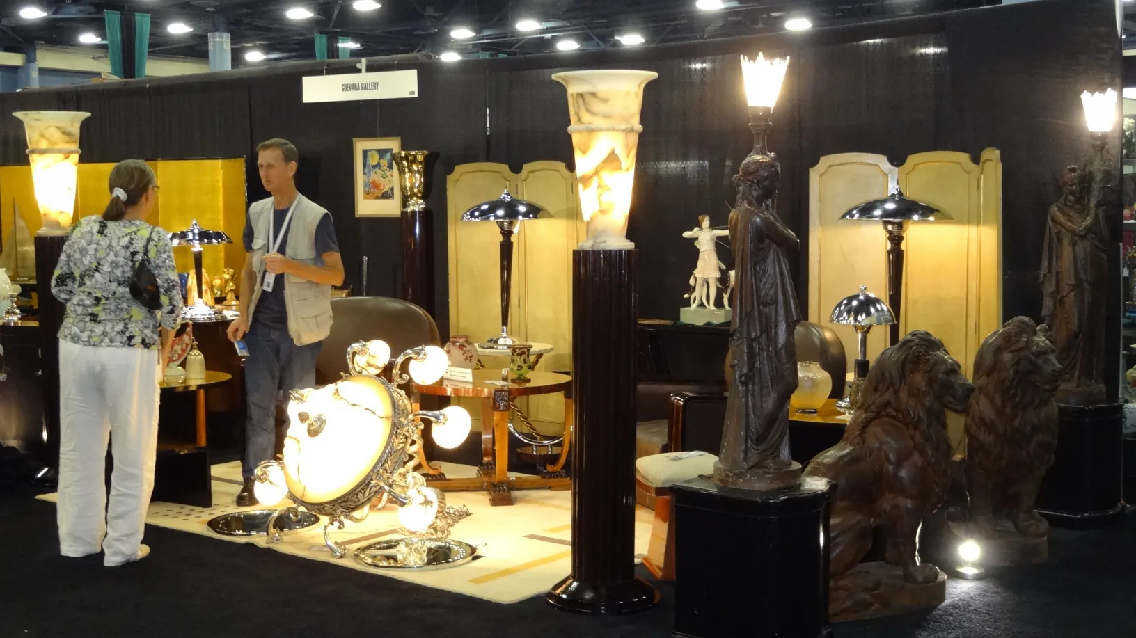 due lampade da terra antiche con dettagli decorativi in un ambiente