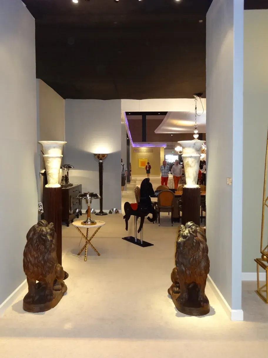 Ensemble de 2 lampadaires anciens dans une salle élégante