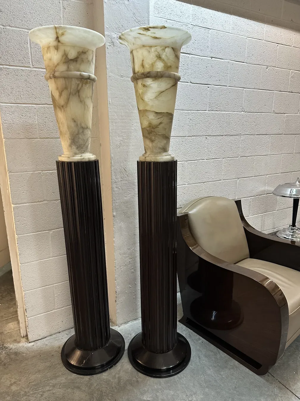 duas lâmpadas de piso antigas com bases elegantes