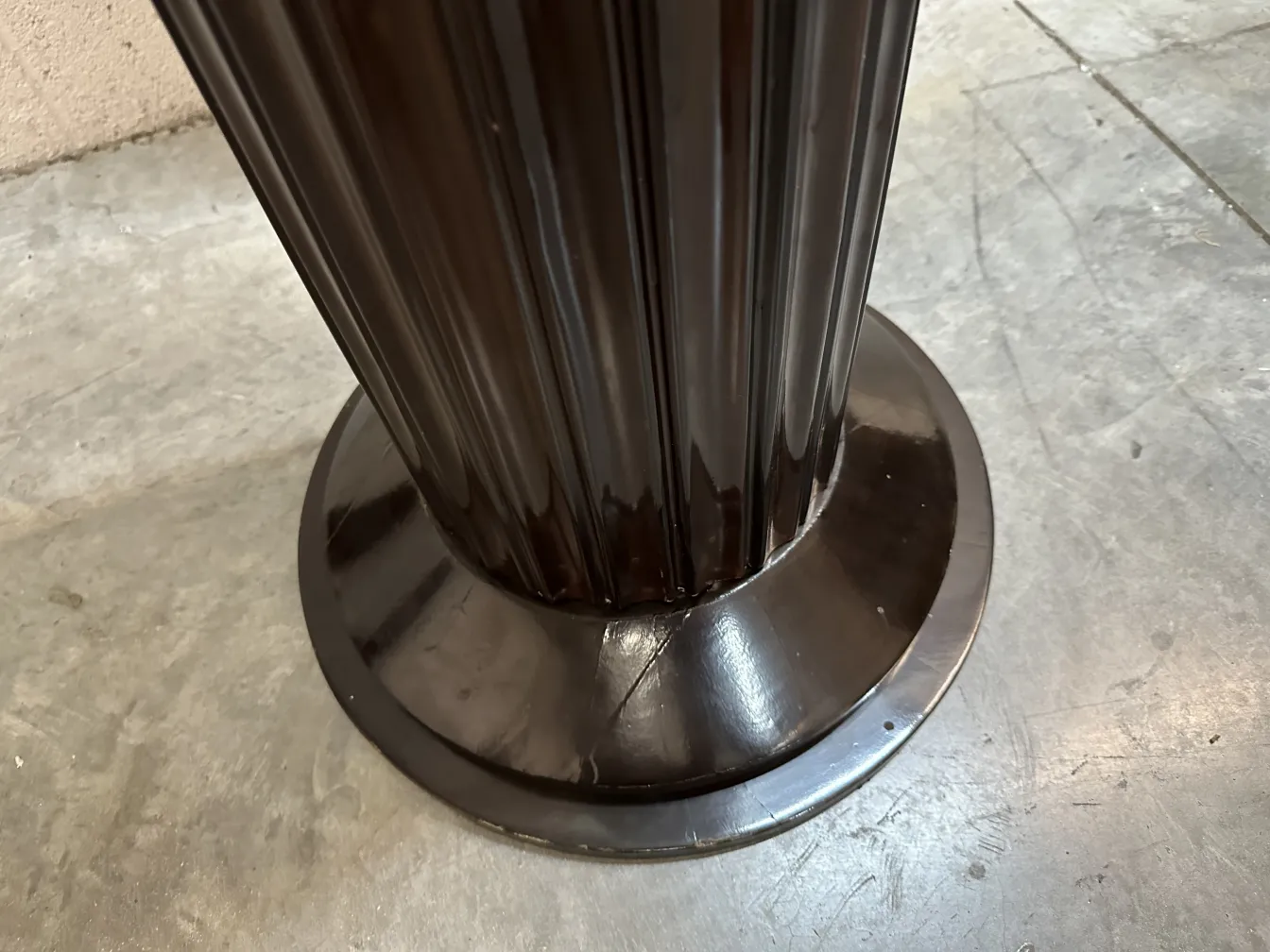 duas lampadas de piso antigas com base redonda em um ambiente neutro