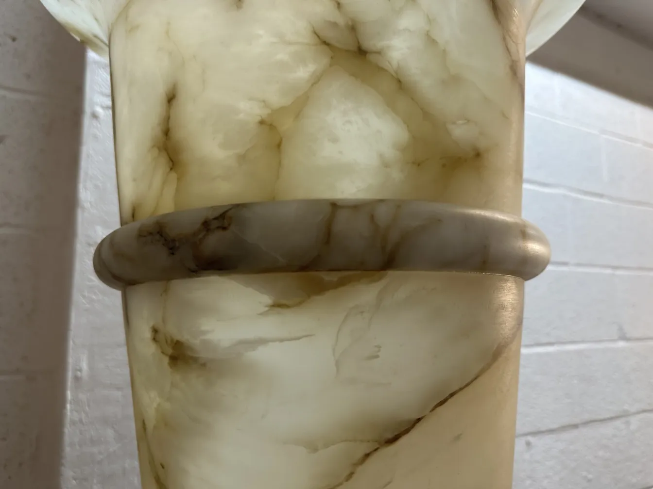 dos lámparas de pie antiguas con detalles decorativos