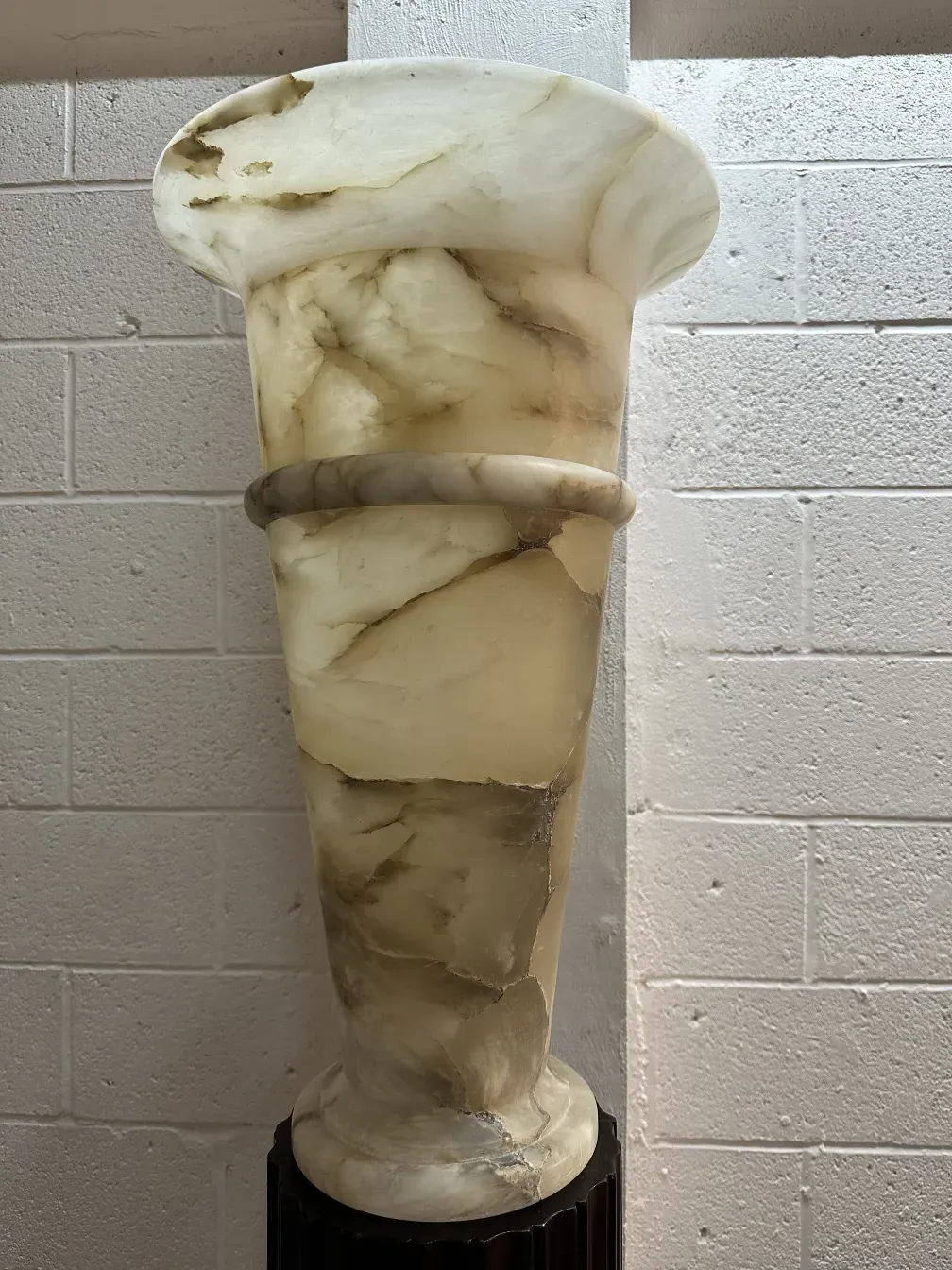 2 antike Stehleuchten mit klarem Design, in neutralem Umfeld