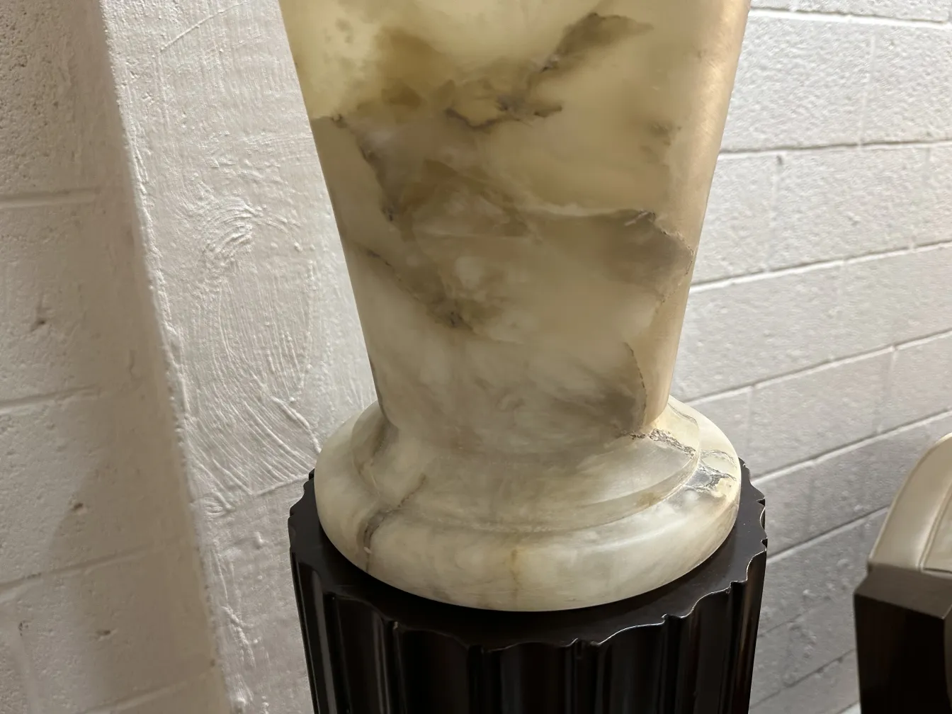 디테일한 받침대가 있는 고풍스러운 바닥 램프 2개, 아늑한 설정