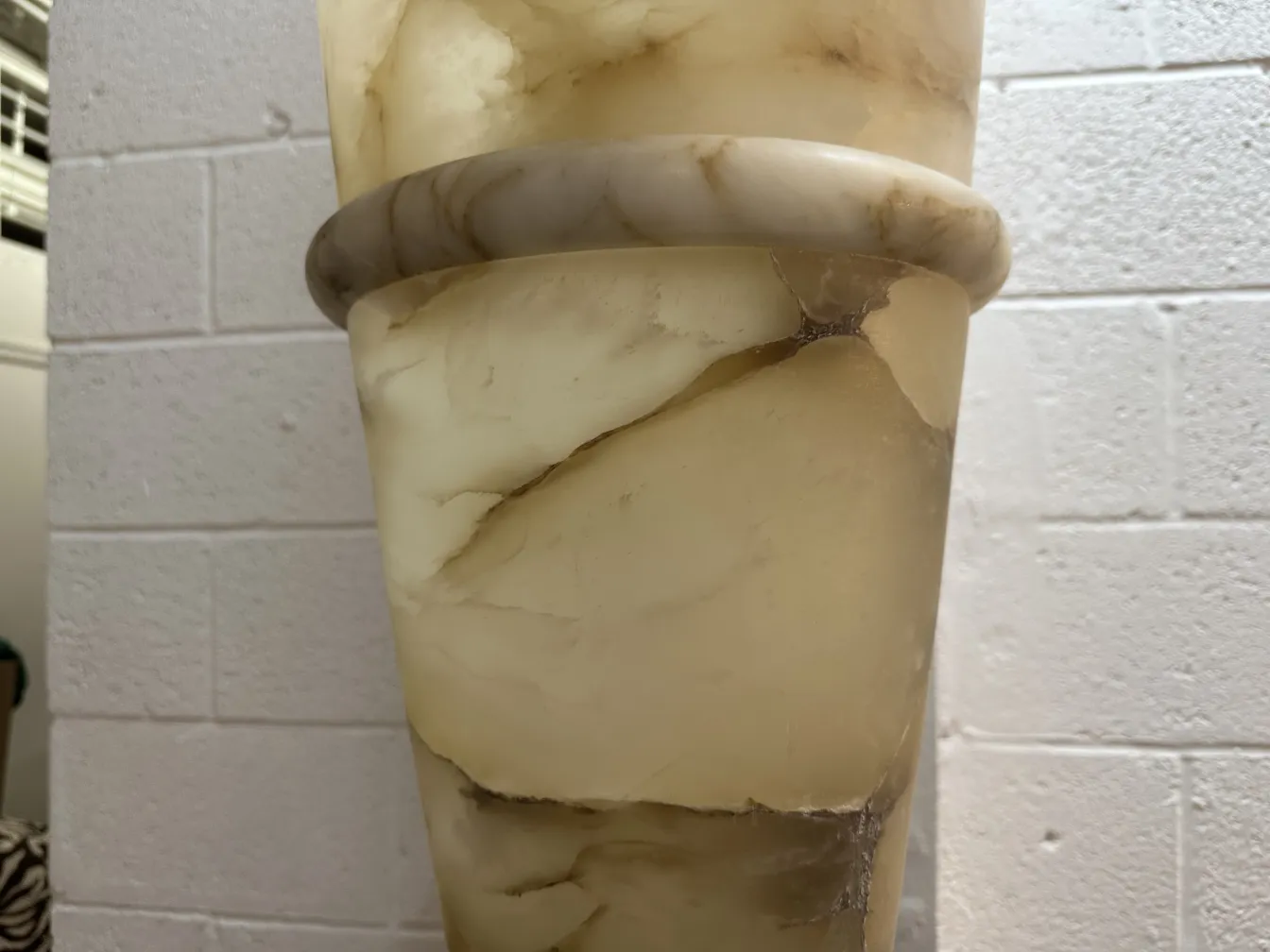 اثنين من المصابيح الأرضية القديمة بتصميم كلاسيكي