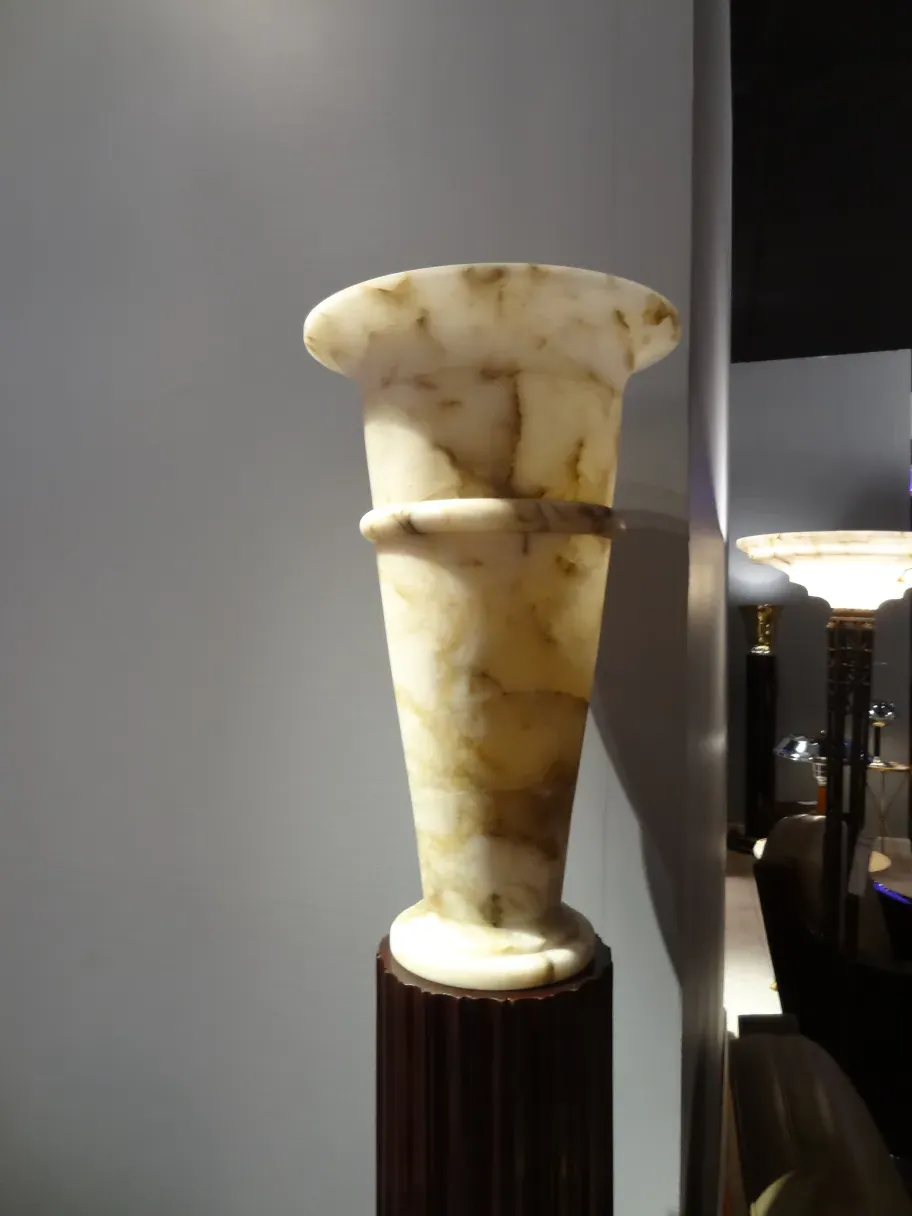 duas lâmpadas de piso antigas com design elegante