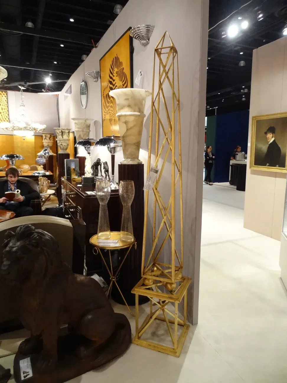 Lâmpadas de piso antigas e elegantes em um ambiente de exibição