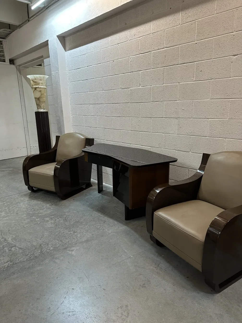 2 lámparas de pie antiguas junto a un juego de sillones