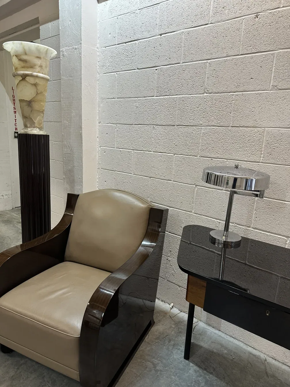 dos lámparas de pie antiguas, elegantes y modernas en ambiente luminoso