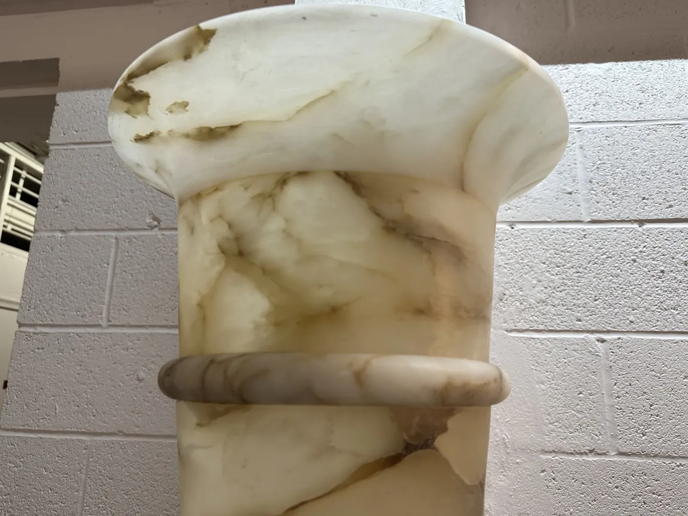 duas lâmpadas de piso antigas com base decorativa ao fundo