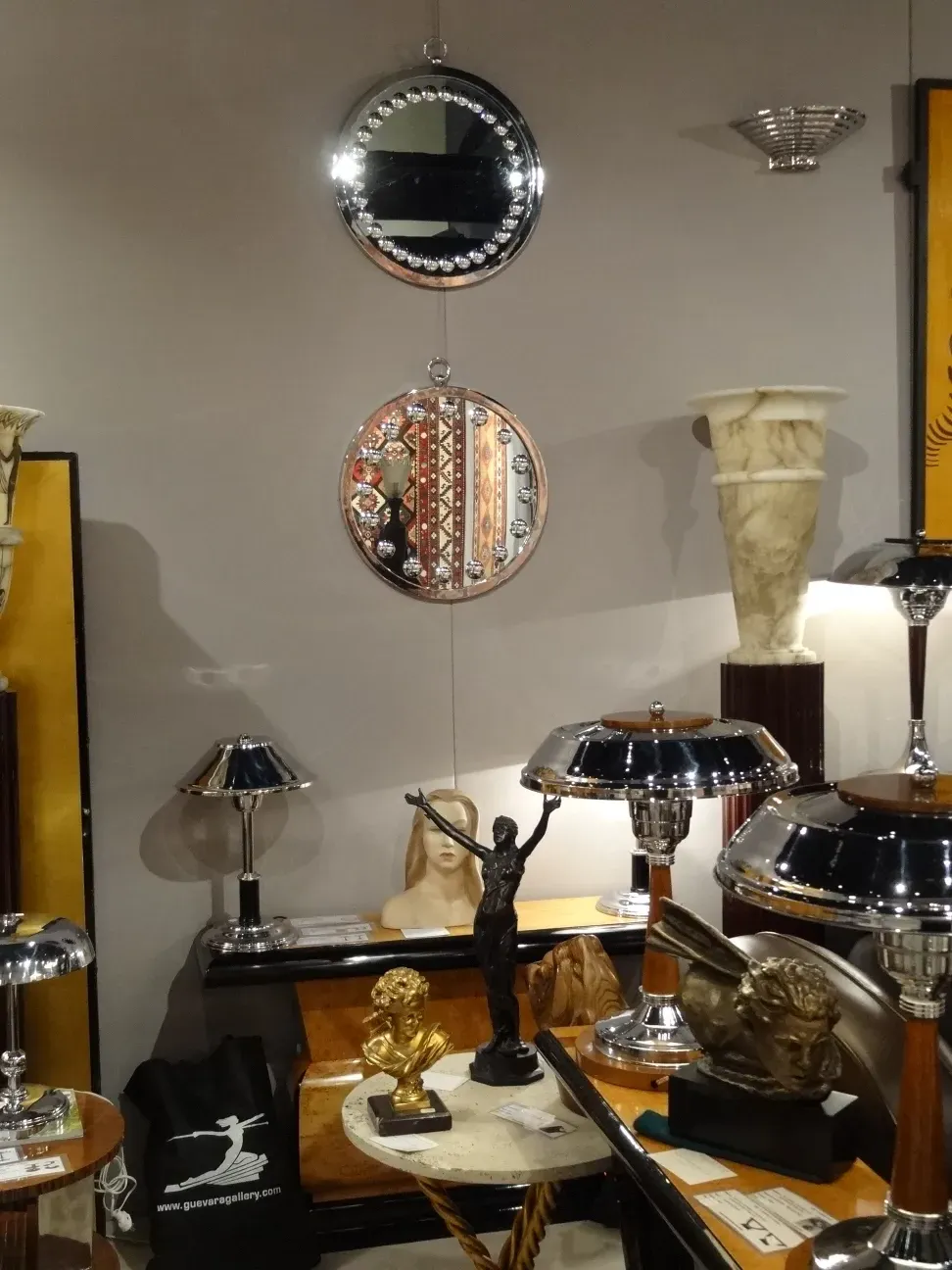 Due lampade da terra antiche in un ambiente elegante, con dettagli decorativi