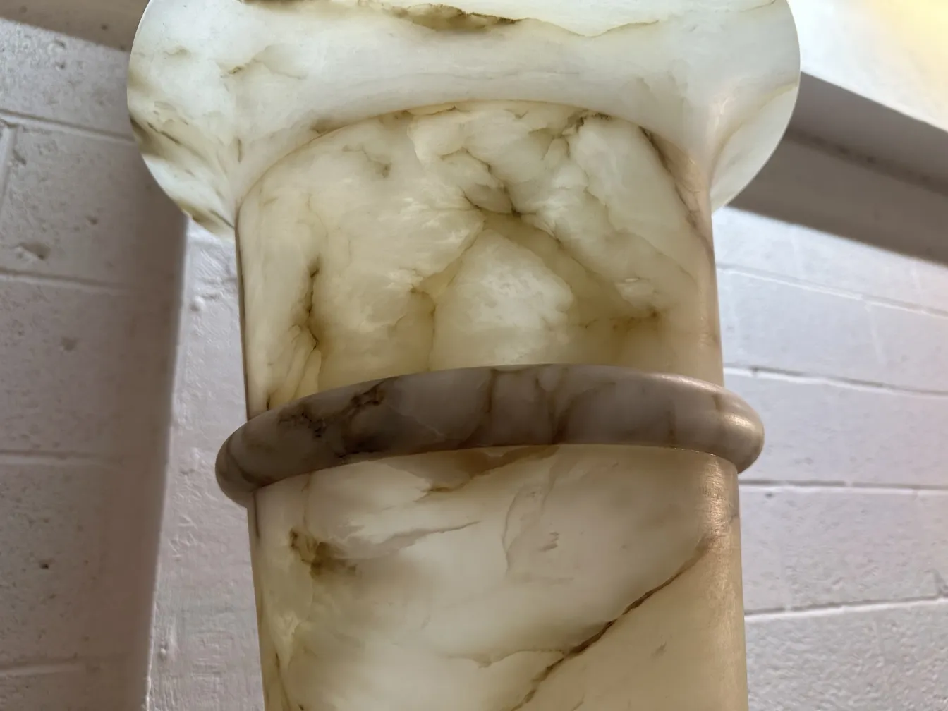 2つの古代のフロアランプ-ルスティックベースのある快適な場所