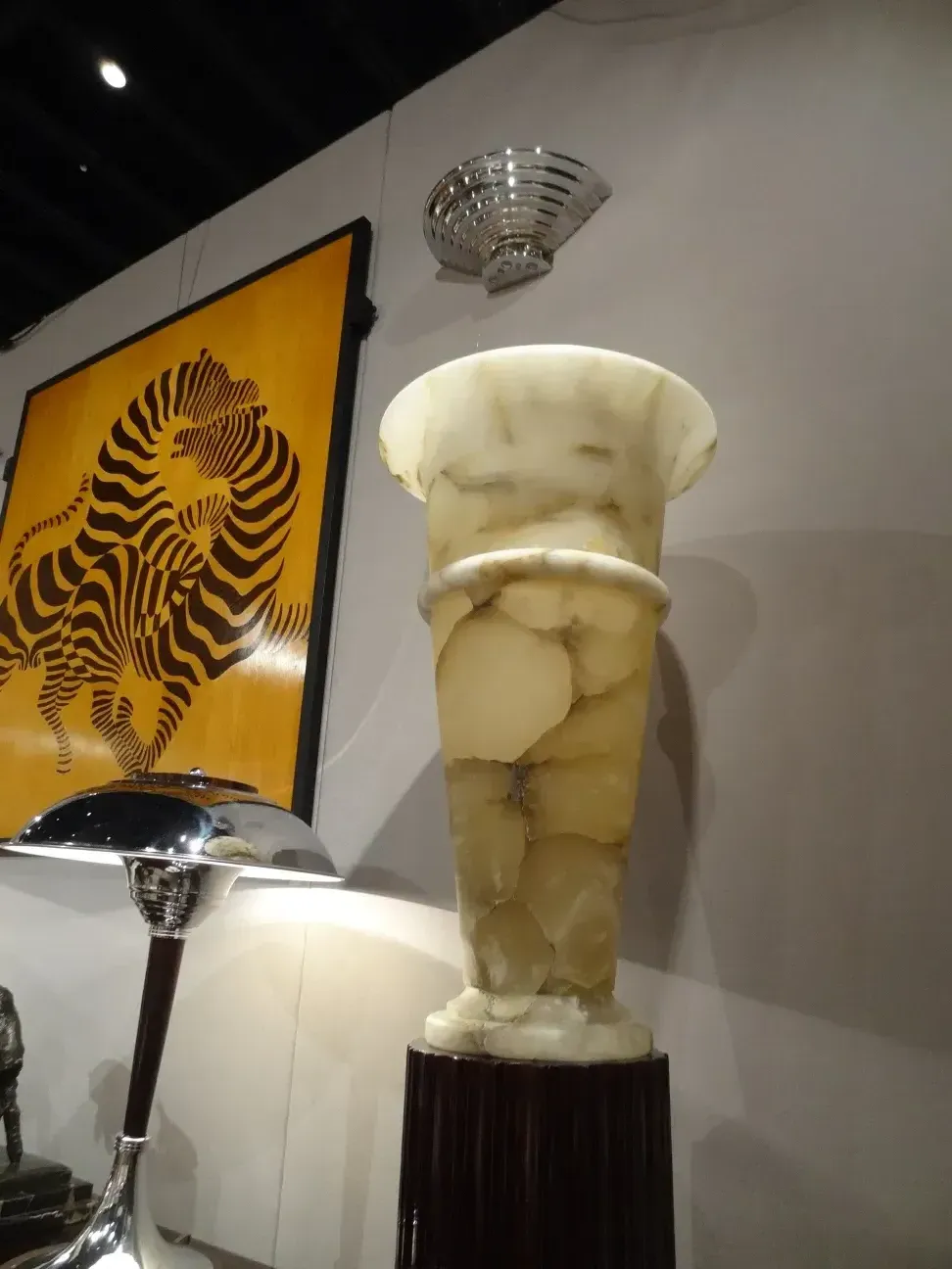 Dos lámparas de pie antiguas con diseño elegante, perfectas para decoración.