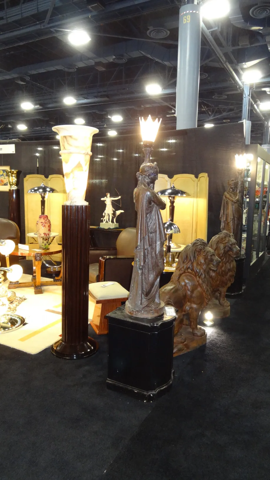 due lampade da terra antiche in un ambiente elegante