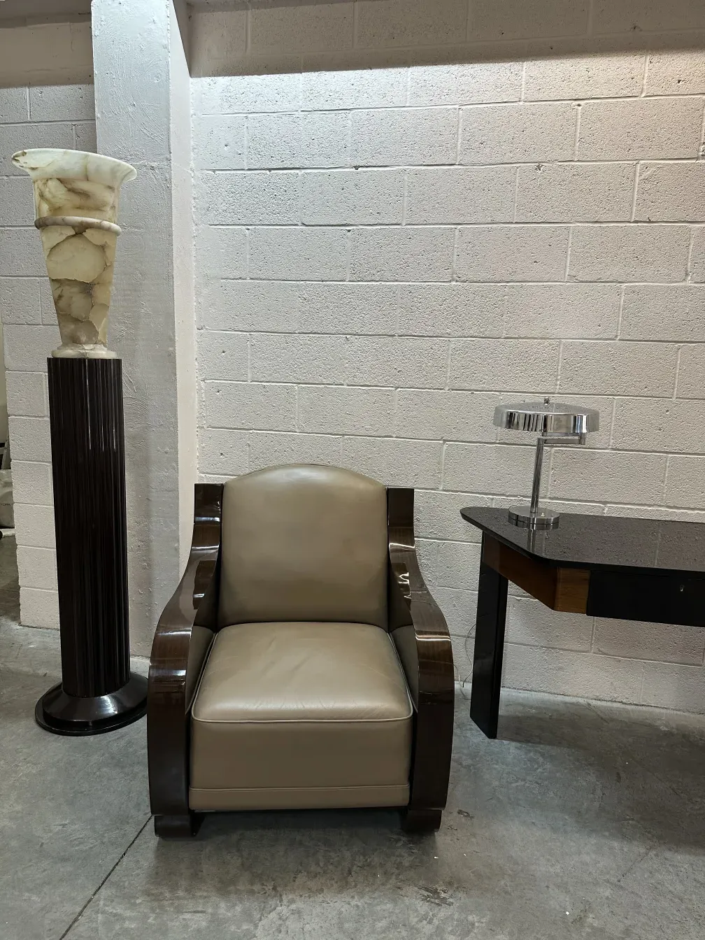 duas lâmpadas de piso antigas em ambiente elegante