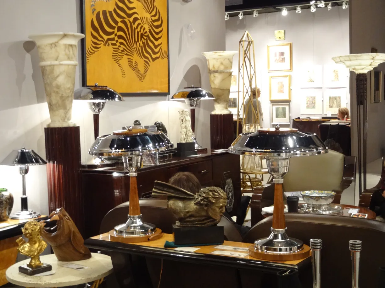 2 lámparas de pie antiguas, diseño moderno, ambiente elegante