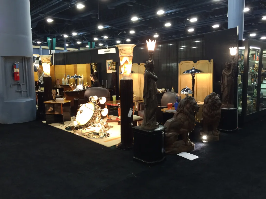 दो प्राचीन फ़्लोर लैंप एक स्टाइलिश और आरामदायक वातावरण में