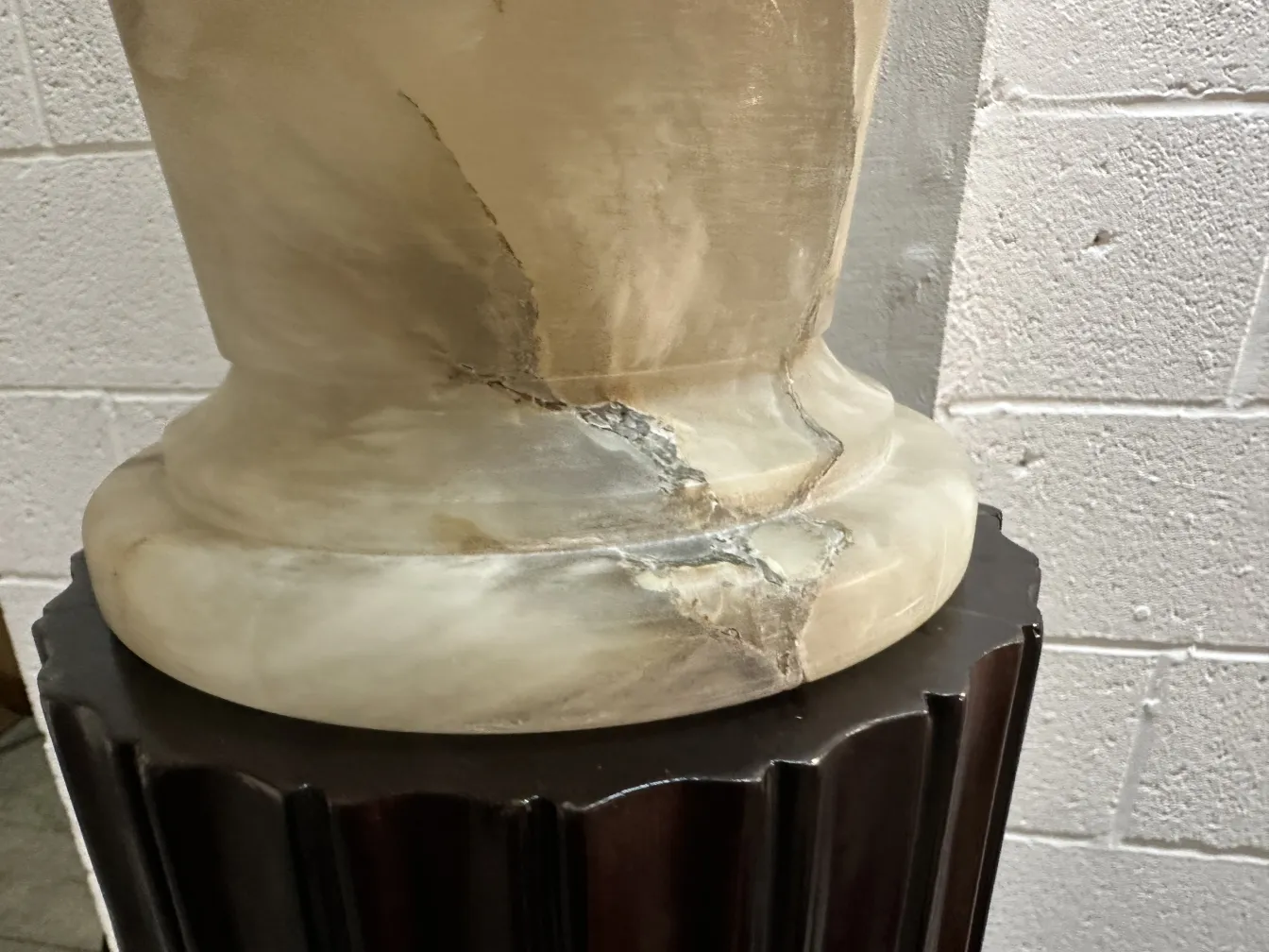 Dos lámparas de pie antiguas de elegante diseño, con bases decorativas y formas elegantes. Ambiente acogedor.