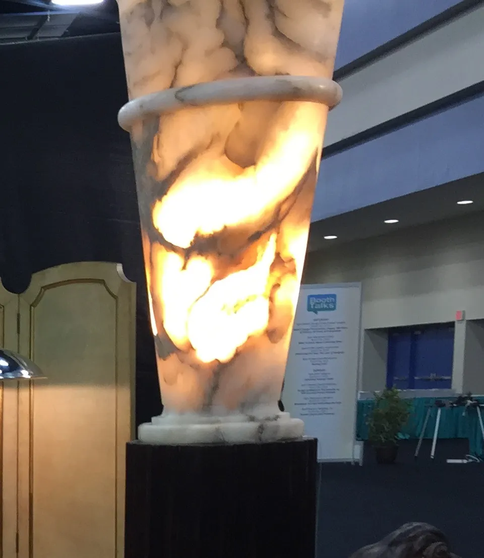 2 lâmpadas de piso antigas emitindo luz suave em um ambiente moderno