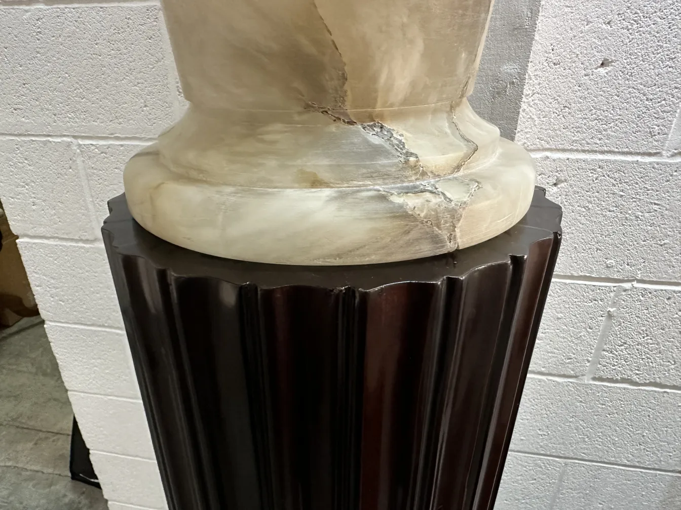 zwei antike Stehleuchten mit eleganten Designdetails