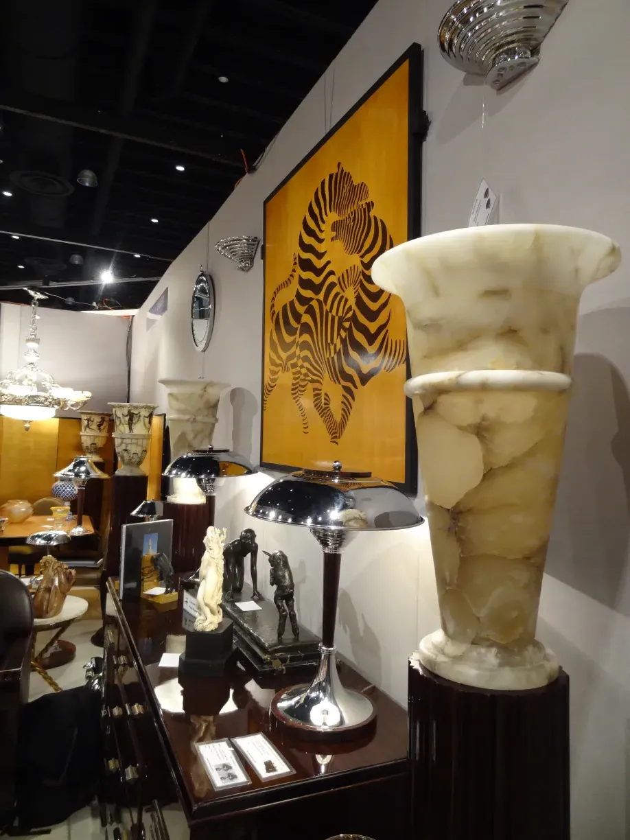 Due lampade da terra antiche in un ambiente di esposizione