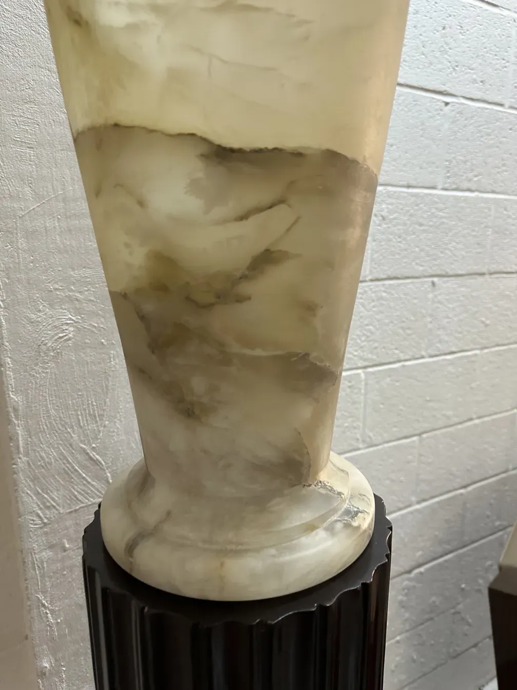 Primo piano di 2 lampade da terra antiche con basi eleganti