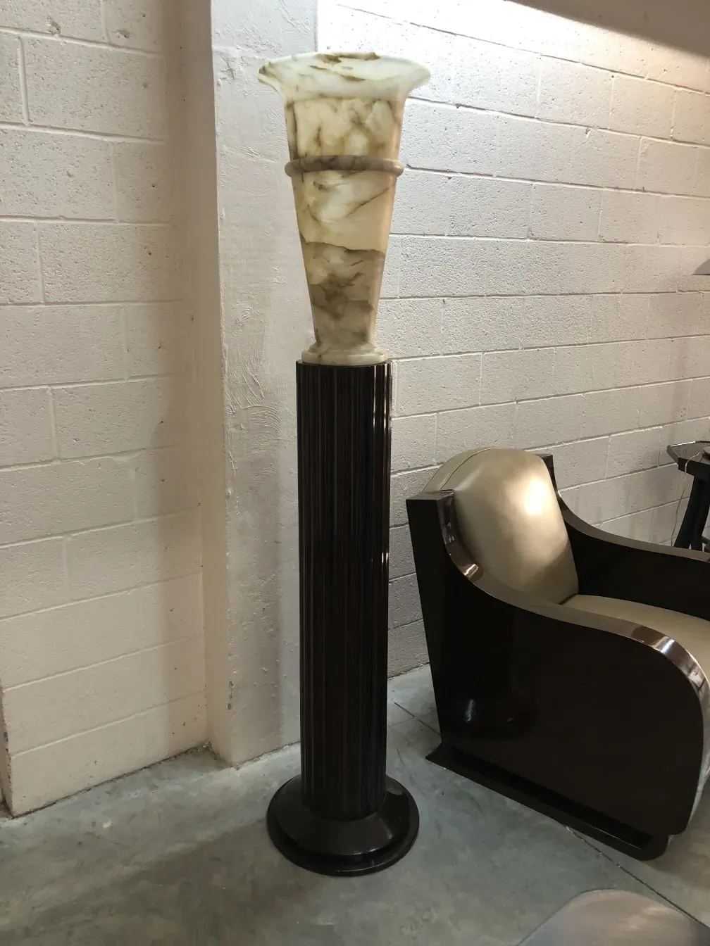 due lampade da terra antiche con design classico e base elegante