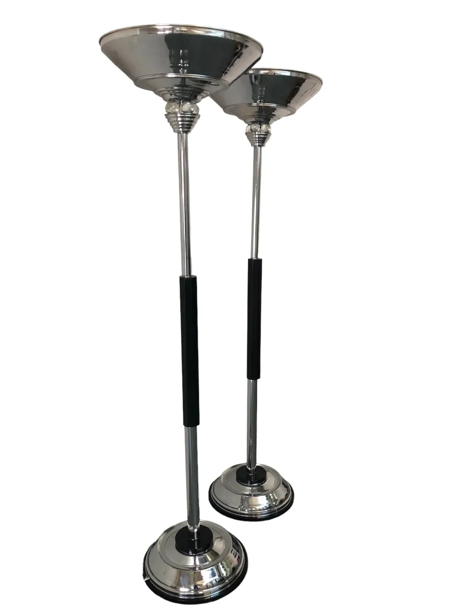 deux lampadaires anciens dans un cadre décoratif