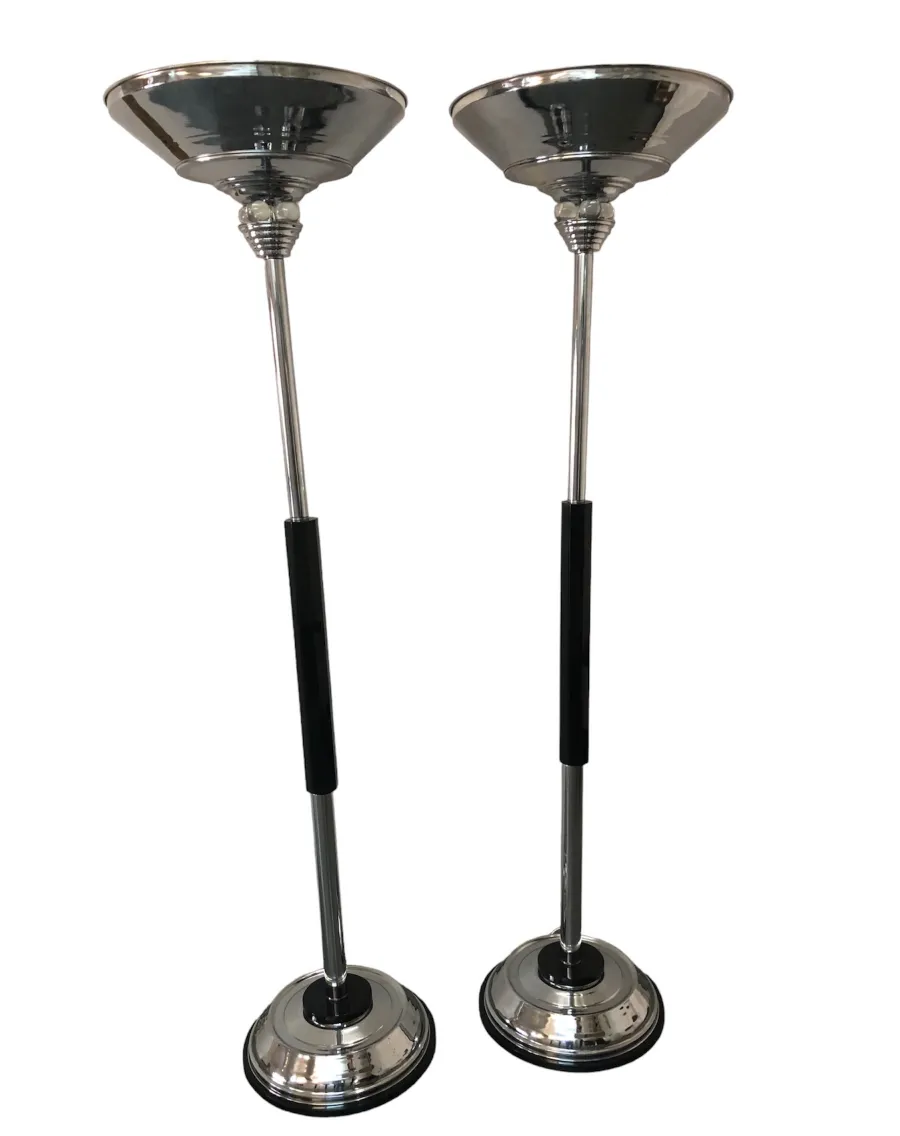 duas lâmpadas de piso antigas com design elegante e clássico