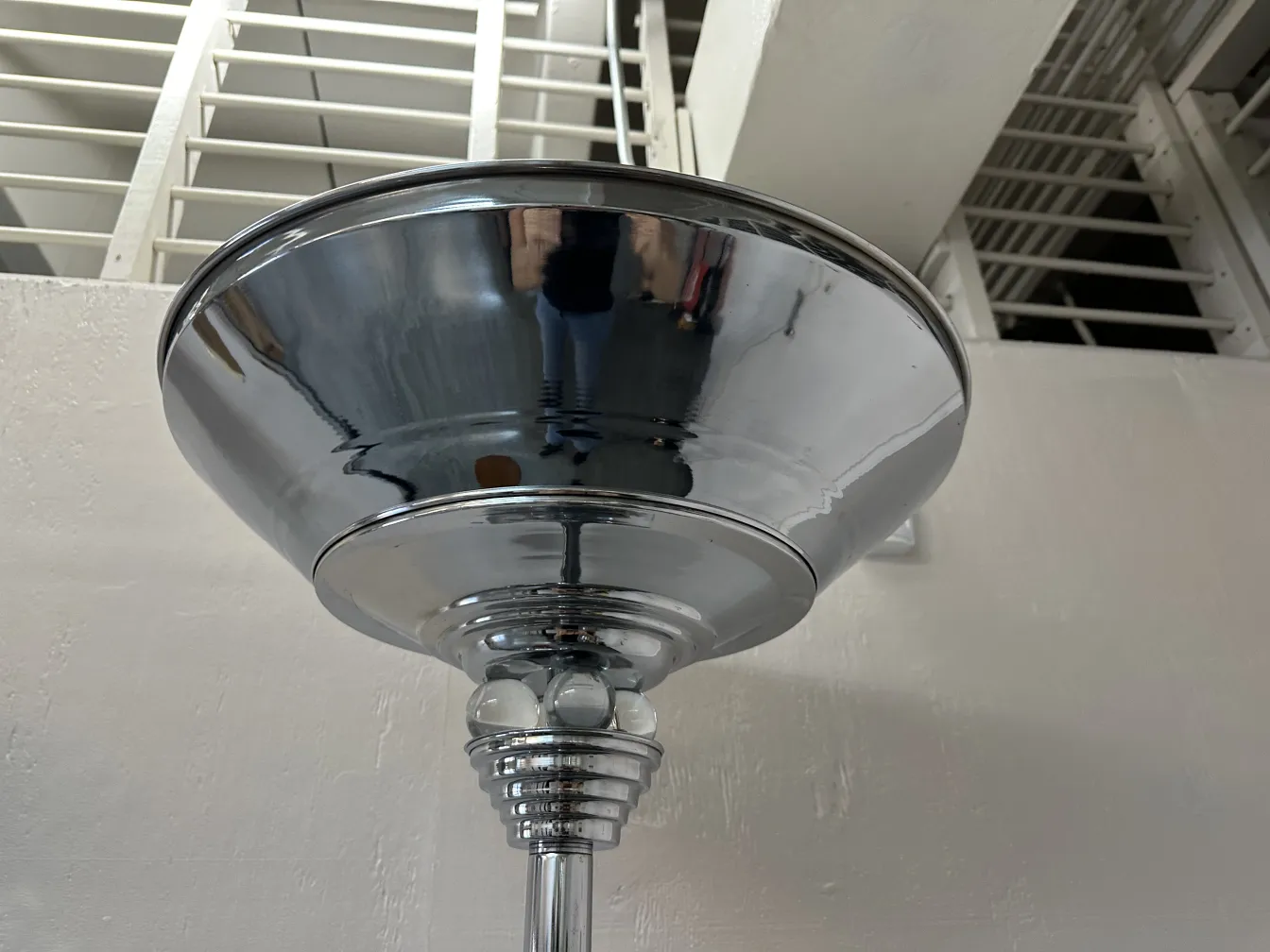 Vista dettagliata di 2 lampade da terra antiche, forme eleganti e colori vivaci in un contesto contemporaneo.