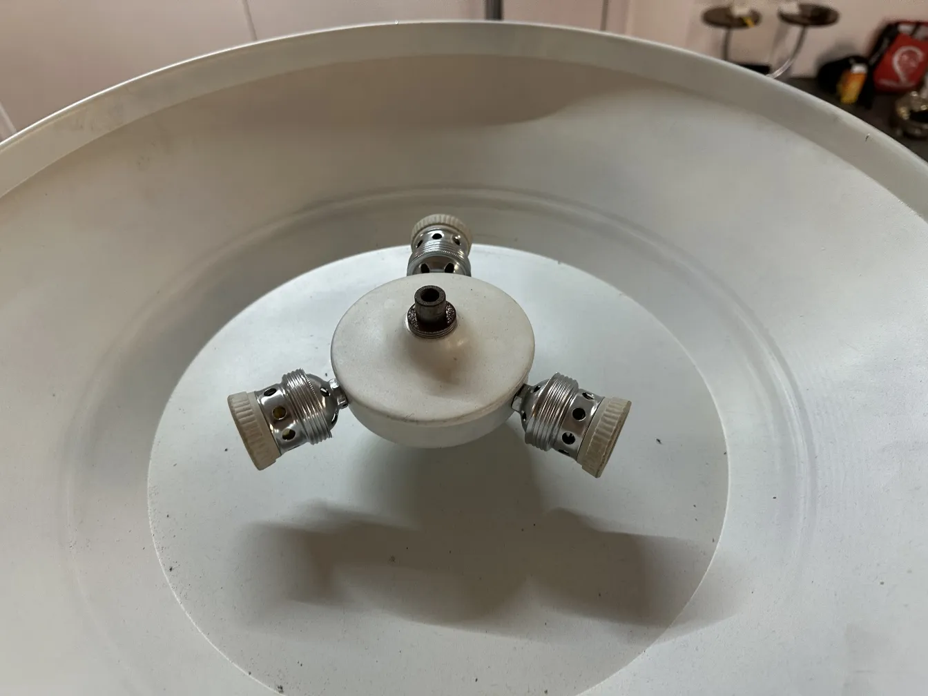 Top-Ansicht von 2 antiken Stehleuchten, die ihr Design zeigen