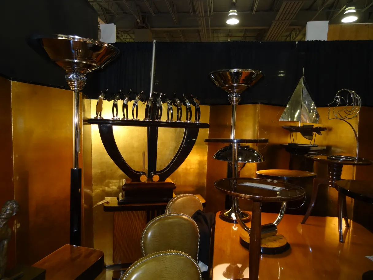 Antichità: 2 lampade da terra eleganti in un ambiente moderno