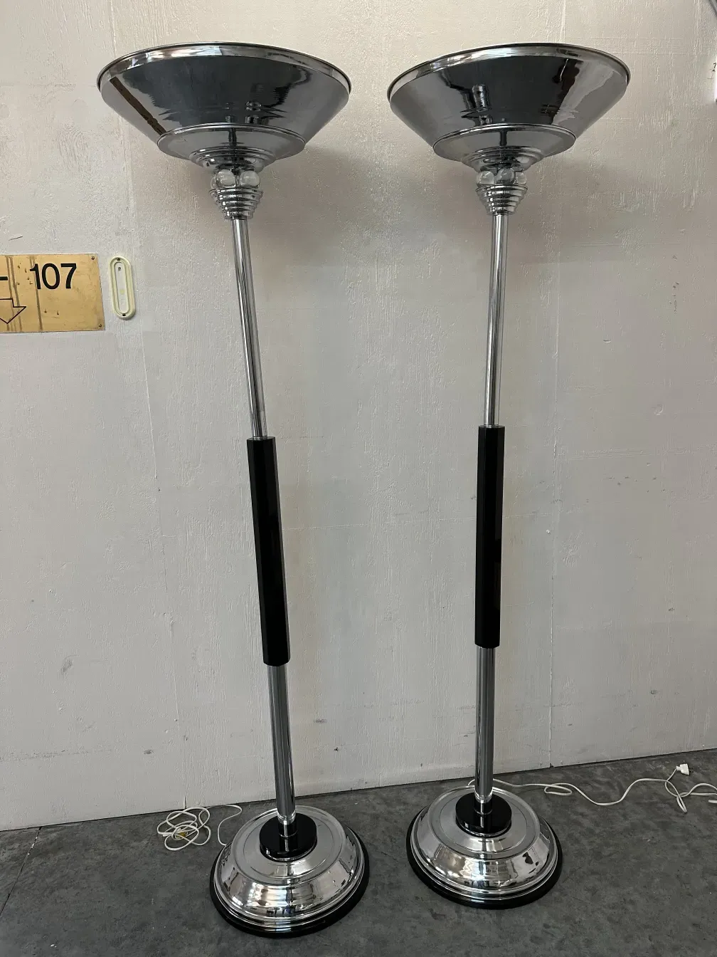 dos lámparas de pie antiguas con bases cromadas