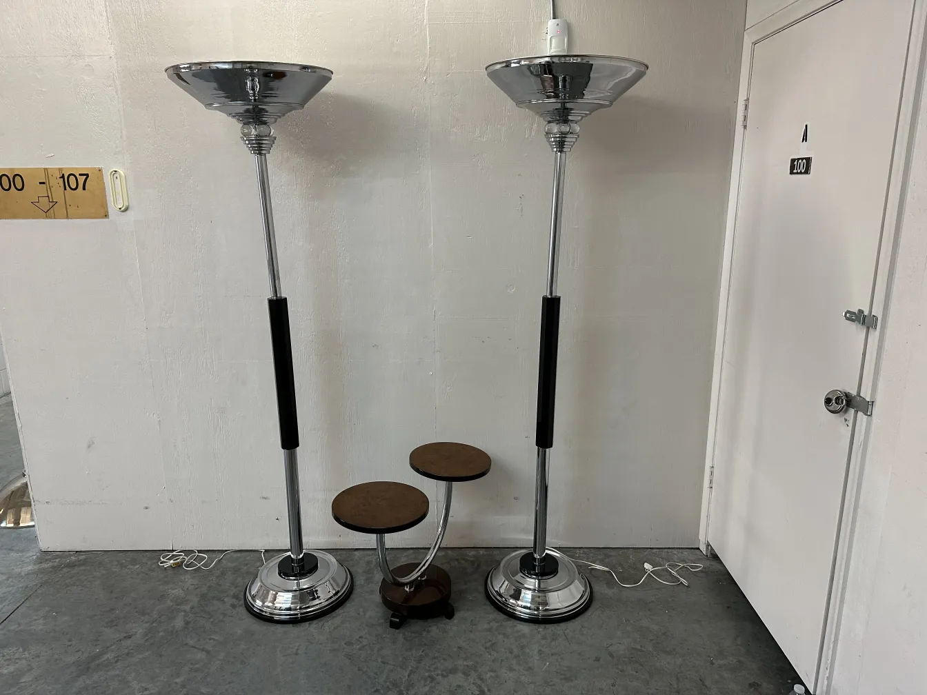 duas lâmpadas de piso antigas com bases brilhantes e estilo clássico