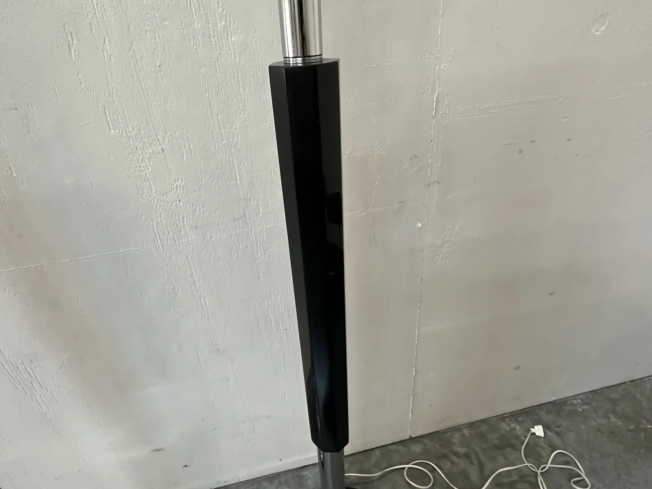 Ensemble de 2 lampadaires anciens dans un environnement neutre