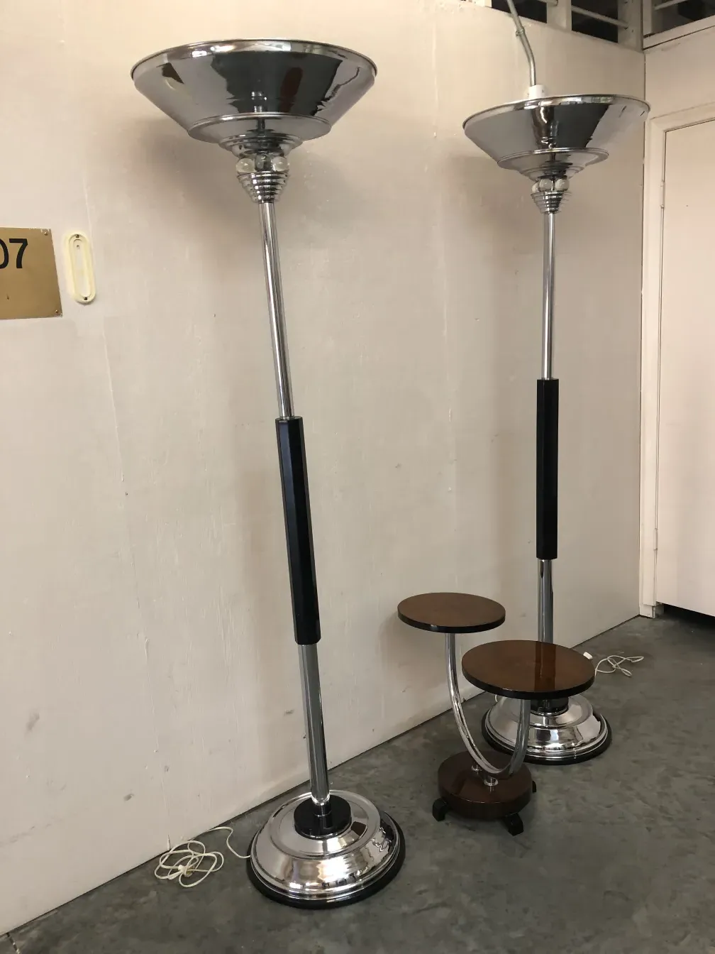deux lampadaires anciens dans un cadre contemporain