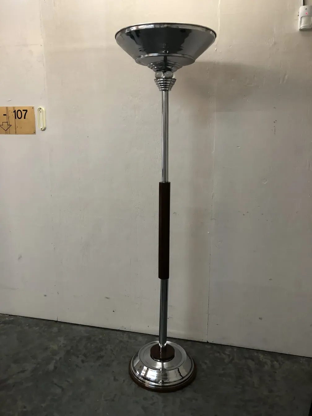 duas lampadas de piso em um fundo neutro, estilo clássico