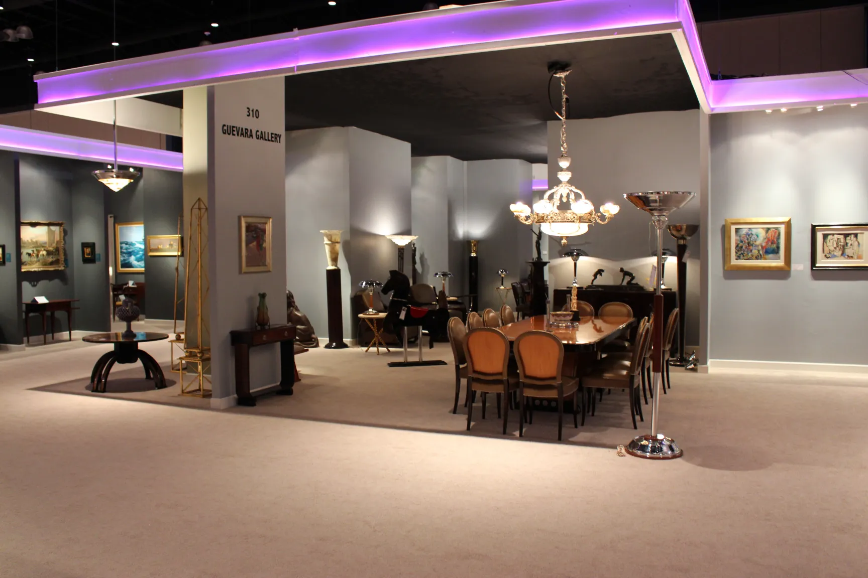 zwei stehleuchten antiquitäten in einer galerie mit tisch und stühlen