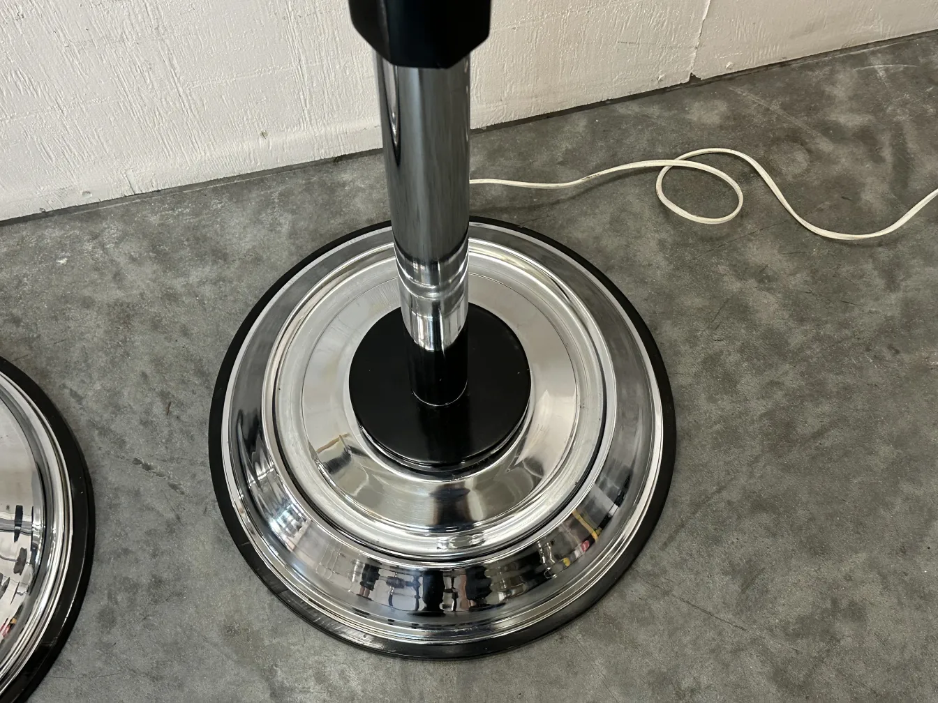 Deux lampadaires anciens avec bases chromées dans un cadre moderne