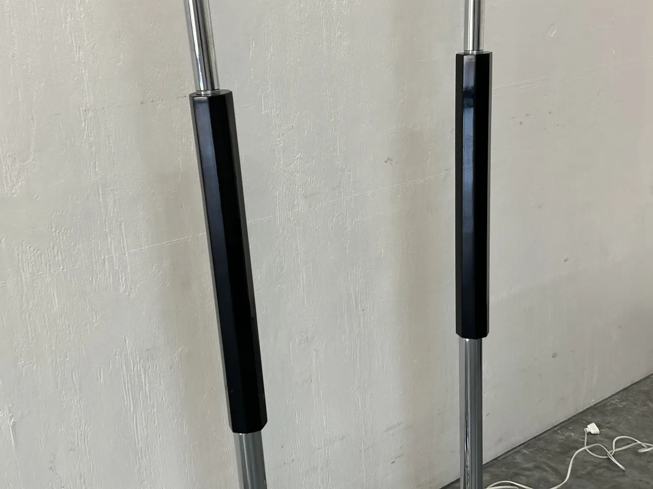 zwei antike Stehleuchten in einer gemütlichen Umgebung