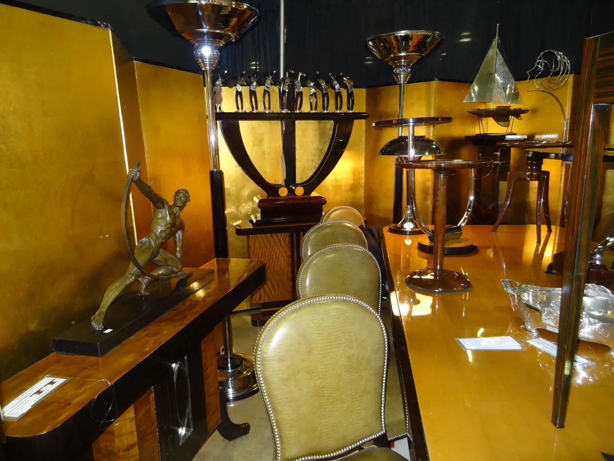 Antike Stehleuchten mit einzigartigem Design in elegantem Ambiente.