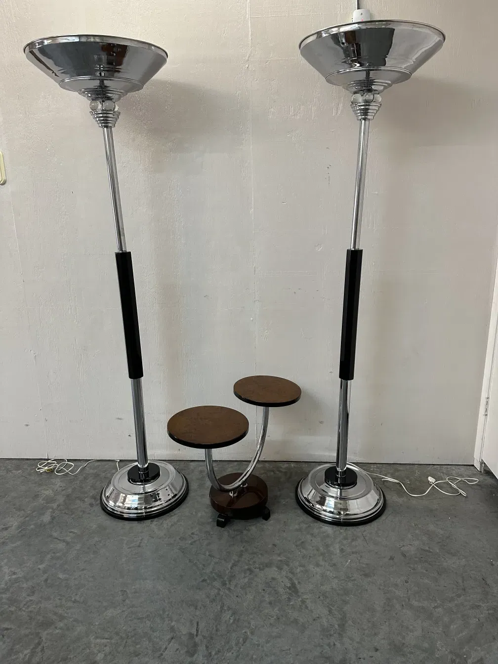 deux lampadaires anciens avec des bases chromées dans une pièce claire