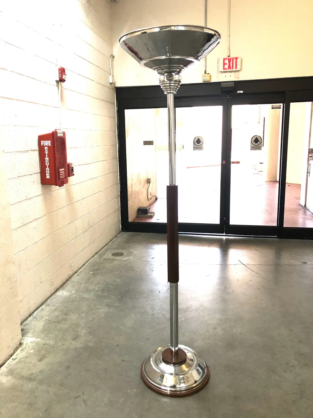 duas lâmpadas de piso antigas em um corredor bem iluminado