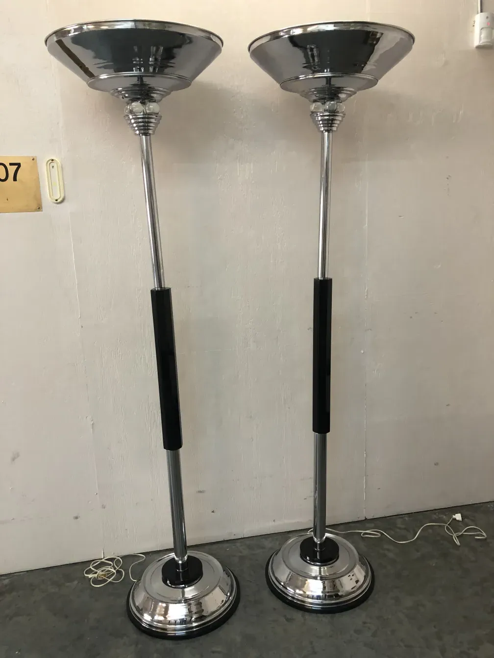 Vue de deux lampadaires anciens dans un cadre neutre