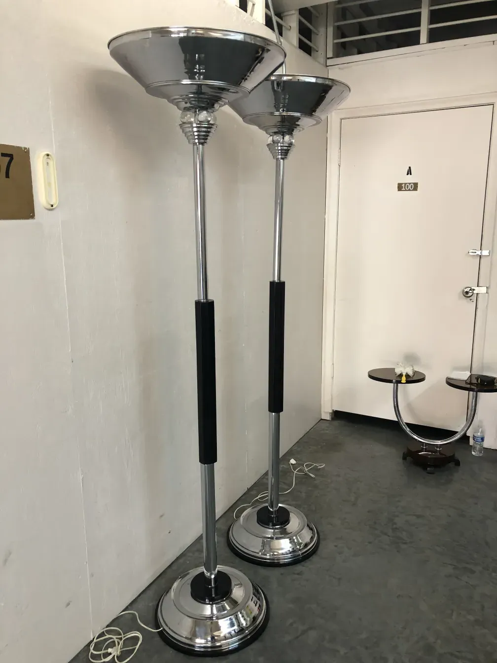 Conjunto de 2 lámparas de pie antiguas, cromadas y estilizadas en un ambiente moderno