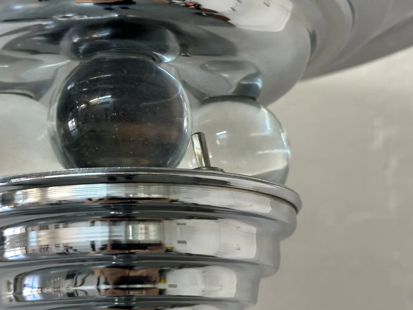 Vista de cerca de dos lámparas de pie antiguas con detalles brillantes