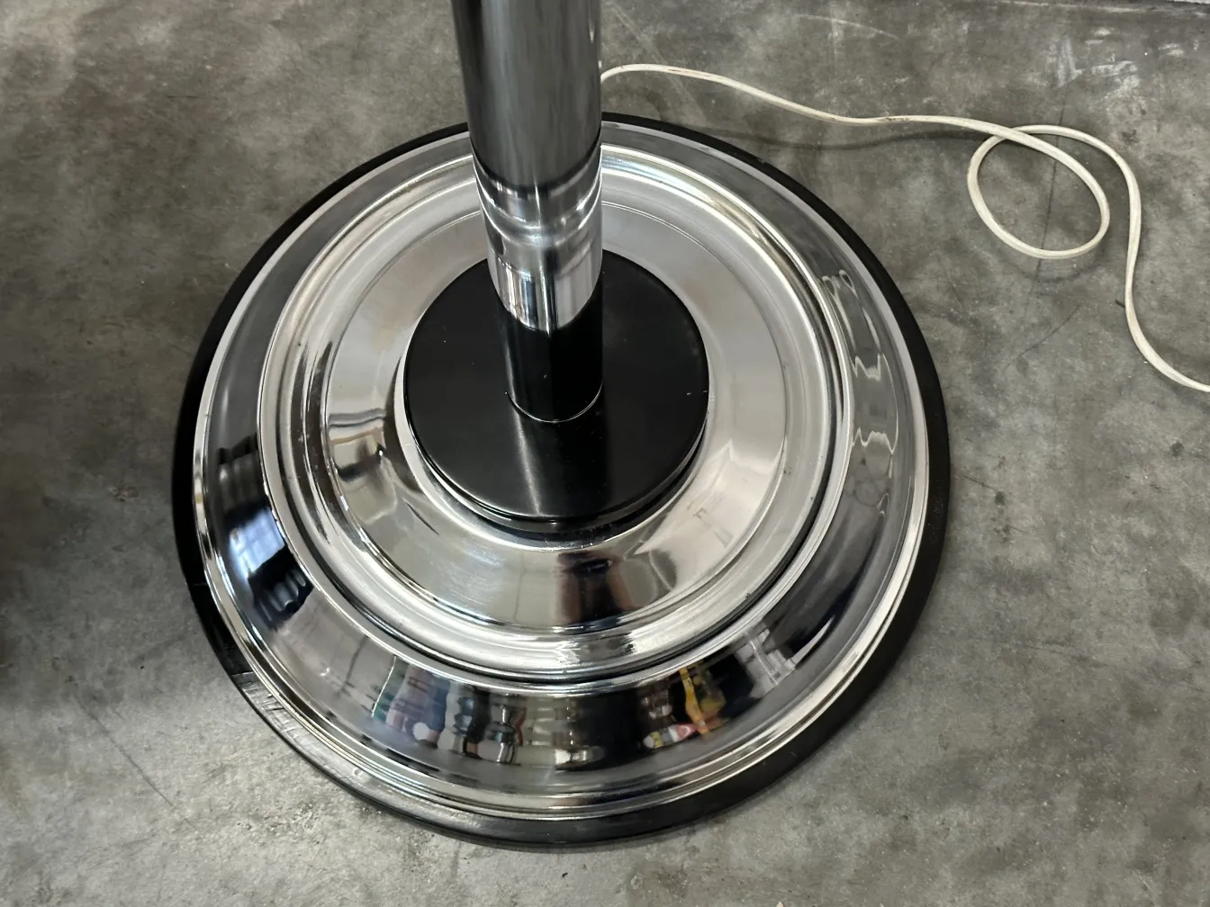 اثنين من مصابيح أرضية قديمة مع قواعد لامعة في بيئة حديثة.