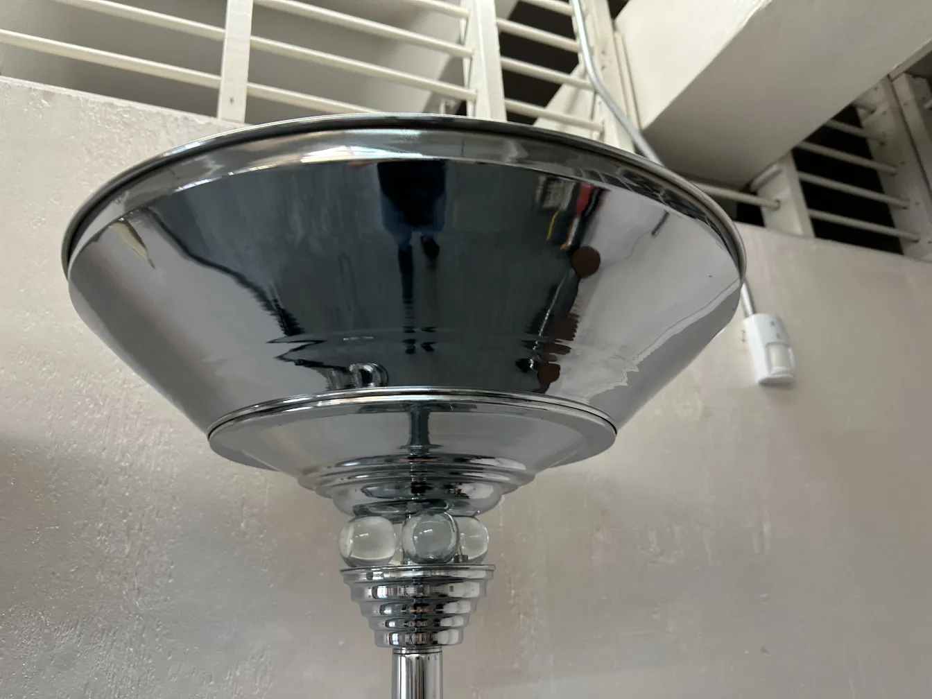 Vue d'un lampadaire ancien brillant dans un environnement simple