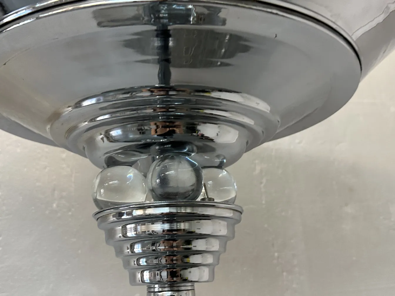 détails de deux lampadaires anciens avec finition brillante, entourés d'un environnement chaleureux